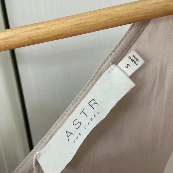 NWOT ASTR the label MARIN DOLMAN SLEEVE MIDI DRESS champagne - Picture 6 of 9